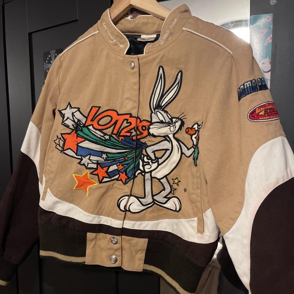 Lot29 bugs bunny jacket 
Size Large